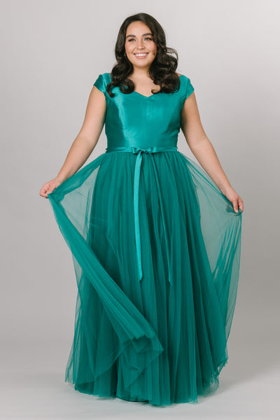 Modest Dresses - Modest Prom Dress - Formalwear Modest Dresses - Bridesmaid Modest Dresses Emerald dress with a v neckline and short cap sleeves with a tulle bottom.